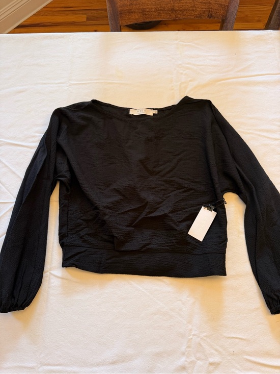 Astr Tops - NWT! ASTR Black Textured Long-Sleeve Crop Top